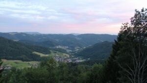 Dieses Bild zeigt eine Webcam-Aufnahme vom Achertal, aufgenommen am Dienstag, den 07.07.2026 um 21:40 Uhr. Die Temperatur betrug 23.1°C.