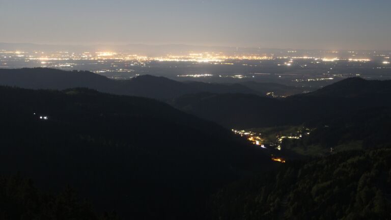 Dieses Bild zeigt eine Webcam-Aufnahme vom Achertal, aufgenommen am Freitag, den 01.05.2026 um 04:20 Uhr. Die Temperatur betrug 4.3°C.