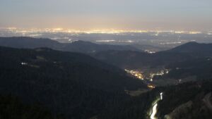 Dieses Bild zeigt eine Webcam-Aufnahme vom Achertal, aufgenommen am Dienstag, den 03.03.2026 um 22:00 Uhr. Die Temperatur betrug 5.4°C.