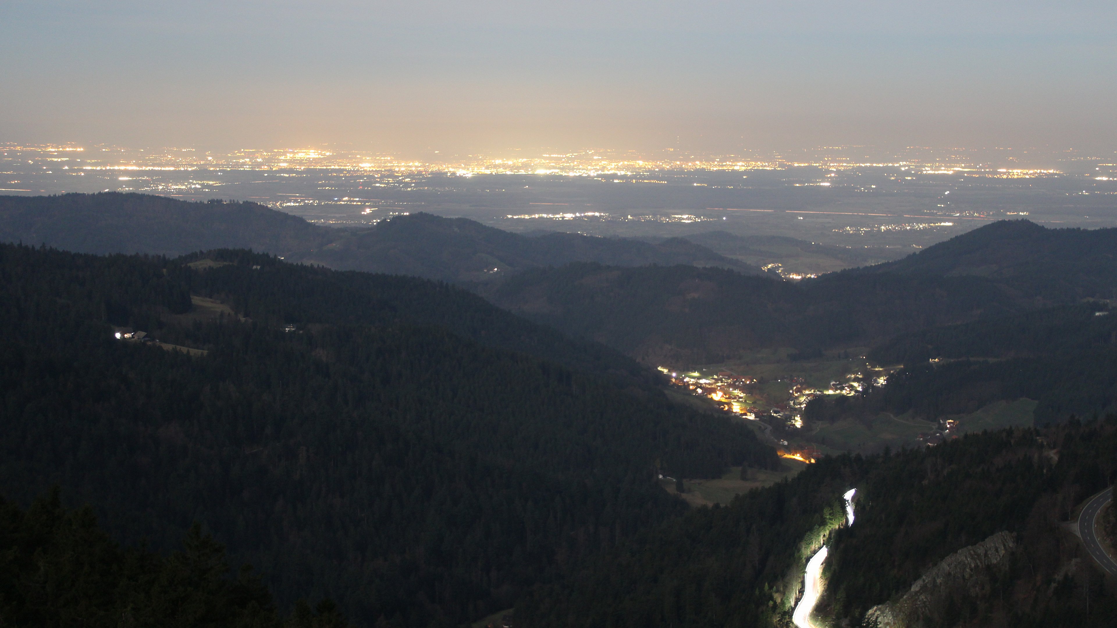 Dieses Bild zeigt eine Webcam-Aufnahme vom Achertal, aufgenommen am Dienstag, den 03.03.2026 um 22:00 Uhr. Die Temperatur betrug 5.4°C.