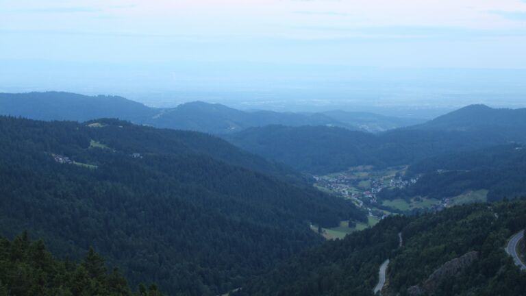 Dieses Bild zeigt eine Webcam-Aufnahme vom Achertal, aufgenommen am Freitag, den 25.07.2025 um 05:50 Uhr. Die Temperatur betrug 13.1°C.