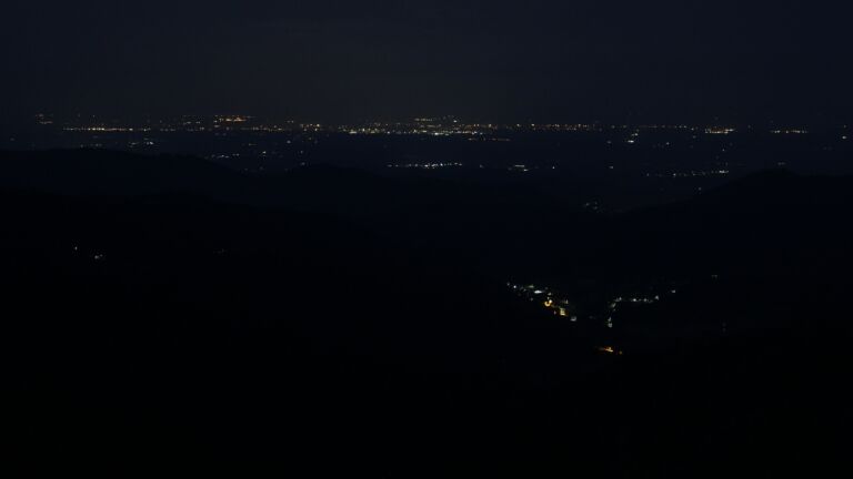 Dieses Bild zeigt eine Webcam-Aufnahme vom Achertal, aufgenommen am Sonntag, den 15.06.2025 um 03:50 Uhr. Die Temperatur betrug 19.4°C.
