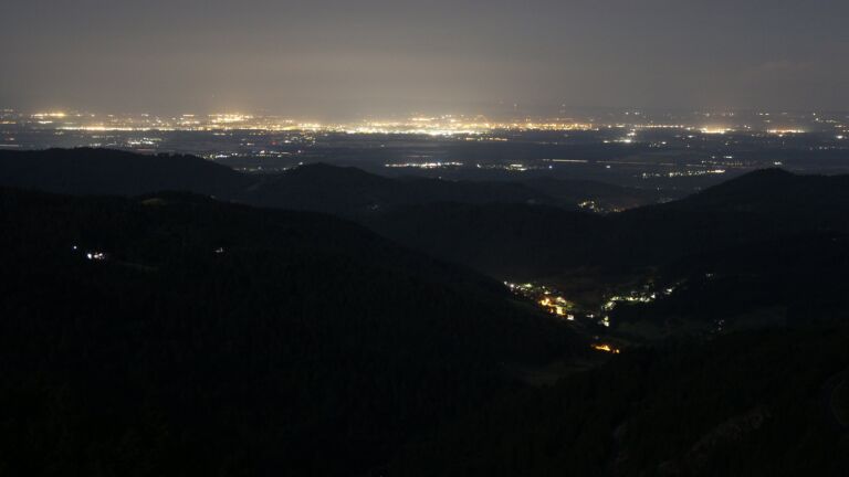 Dieses Bild zeigt eine Webcam-Aufnahme vom Achertal, aufgenommen am Dienstag, den 15.07.2025 um 02:00 Uhr. Die Temperatur betrug 15.9°C.