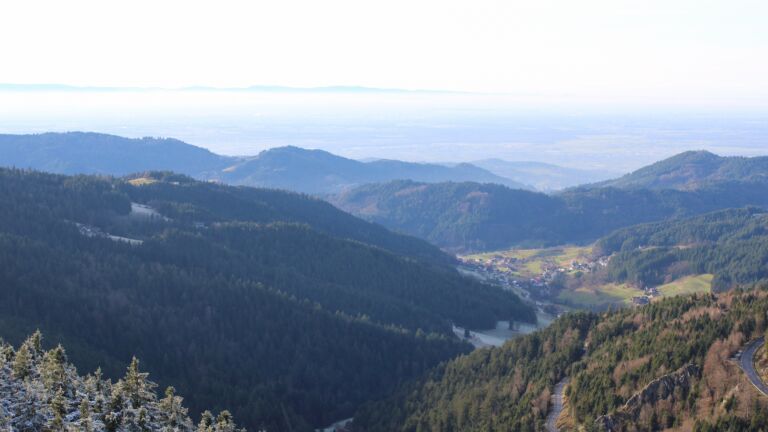 Dieses Bild zeigt eine Webcam-Aufnahme vom Achertal, aufgenommen am Montag, den 01.12.2025 um 14:40 Uhr. Die Temperatur betrug 1.1°C.