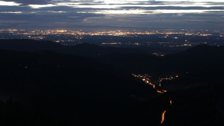Dieses Bild zeigt eine Webcam-Aufnahme vom Achertal, aufgenommen am Montag, den 20.10.2025 um 19:20 Uhr. Die Temperatur betrug 9.1°C.