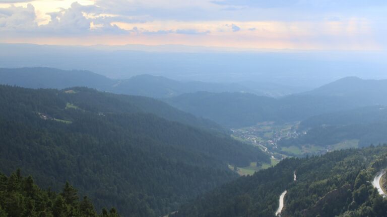 Dieses Bild zeigt eine Webcam-Aufnahme vom Achertal, aufgenommen am Freitag, den 25.07.2025 um 18:50 Uhr. Die Temperatur betrug 13.7°C.