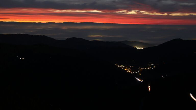 Dieses Bild zeigt eine Webcam-Aufnahme vom Achertal, aufgenommen am Donnerstag, den 06.11.2025 um 18:00 Uhr. Die Temperatur betrug 8.5°C.