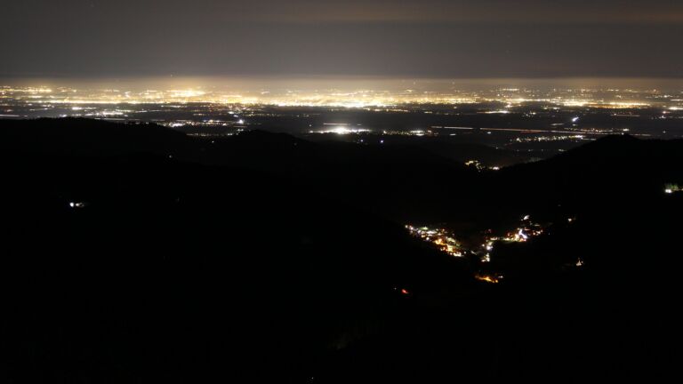 Dieses Bild zeigt eine Webcam-Aufnahme vom Achertal, aufgenommen am Montag, den 01.12.2025 um 05:50 Uhr. Die Temperatur betrug -1.8°C.