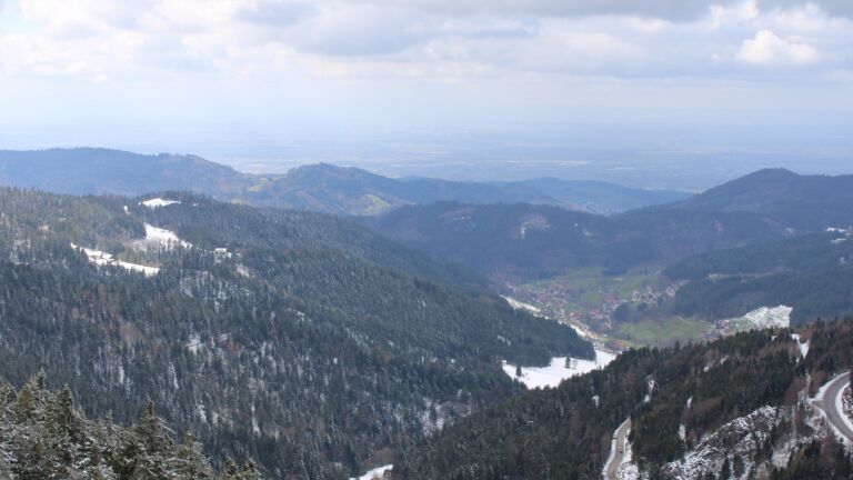 Dieses Bild zeigt eine Webcam-Aufnahme vom Achertal, aufgenommen am Sonntag, den 29.03.2026 um 14:50 Uhr. Die Temperatur betrug 2.5°C.