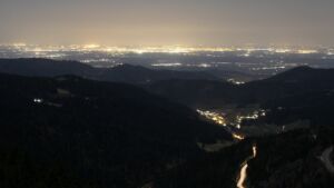 Dieses Bild zeigt eine Webcam-Aufnahme vom Achertal, aufgenommen am Freitag, den 27.02.2026 um 22:00 Uhr. Die Temperatur betrug 12.4°C.