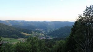 Dieses Bild zeigt eine Webcam-Aufnahme vom Achertal, aufgenommen am Mittwoch, den 17.06.2026 um 20:50 Uhr. Die Temperatur betrug 24.4°C.