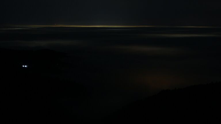 Dieses Bild zeigt eine Webcam-Aufnahme vom Achertal, aufgenommen am Dienstag, den 23.12.2025 um 00:30 Uhr. Die Temperatur betrug 4.7°C.