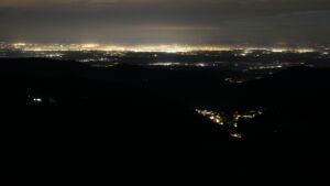 Dieses Bild zeigt eine Webcam-Aufnahme vom Achertal, aufgenommen am Samstag, den 01.11.2025 um 01:00 Uhr. Die Temperatur betrug 11.3°C.