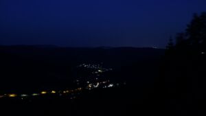 Dieses Bild zeigt eine Webcam-Aufnahme vom Achertal, aufgenommen am Sonntag, den 21.06.2026 um 04:00 Uhr. Die Temperatur betrug 24.4°C.