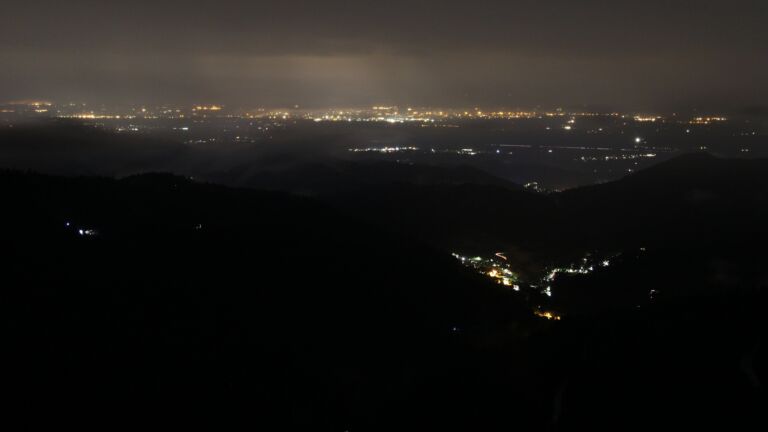 Dieses Bild zeigt eine Webcam-Aufnahme vom Achertal, aufgenommen am Sonntag, den 27.07.2025 um 00:00 Uhr. Die Temperatur betrug 12.5°C.