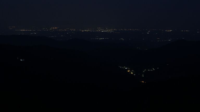 Dieses Bild zeigt eine Webcam-Aufnahme vom Achertal, aufgenommen am Freitag, den 13.06.2025 um 03:50 Uhr. Die Temperatur betrug 21.8°C.