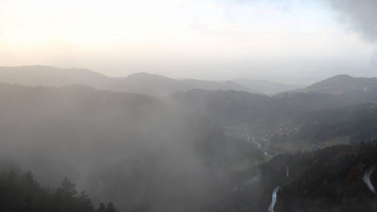 Dieses Bild zeigt eine Webcam-Aufnahme vom Achertal, aufgenommen am Montag, den 27.10.2025 um 16:20 Uhr. Die Temperatur betrug 2.4°C.