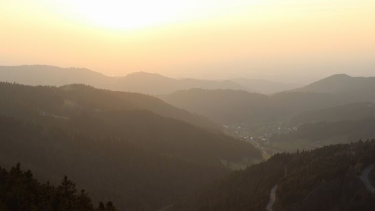 Dieses Bild zeigt eine Webcam-Aufnahme vom Achertal, aufgenommen am Montag, den 23.03.2026 um 18:20 Uhr. Die Temperatur betrug 6.7°C.