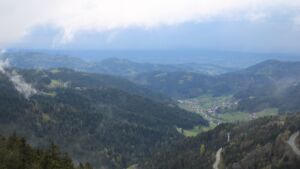 Dieses Bild zeigt eine Webcam-Aufnahme vom Achertal, aufgenommen am Montag, den 21.04.2025 um 18:40 Uhr. Die Temperatur betrug 6°C.