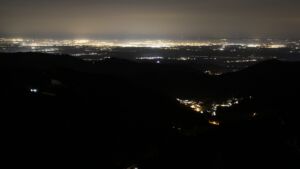 Dieses Bild zeigt eine Webcam-Aufnahme vom Achertal, aufgenommen am Donnerstag, den 15.01.2026 um 23:30 Uhr. Die Temperatur betrug 7.4°C.