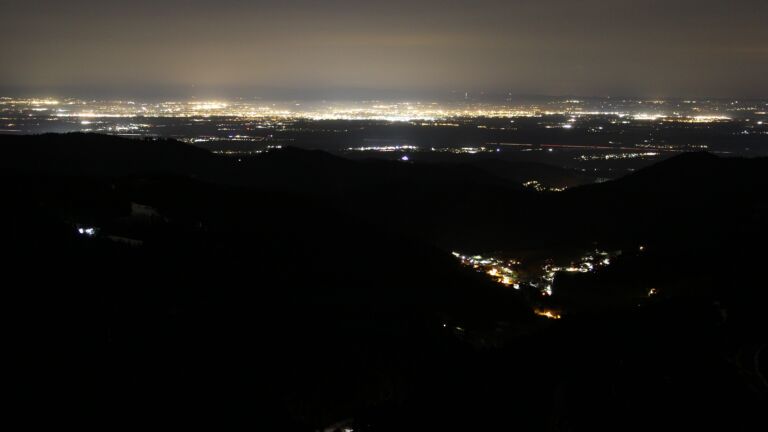 Dieses Bild zeigt eine Webcam-Aufnahme vom Achertal, aufgenommen am Donnerstag, den 15.01.2026 um 23:30 Uhr. Die Temperatur betrug 7.4°C.