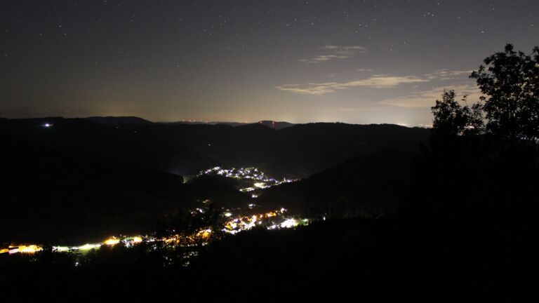 Dieses Bild zeigt eine Webcam-Aufnahme vom Achertal, aufgenommen am Donnerstag, den 17.09.2026 um 05:00 Uhr. Die Temperatur betrug 10.9°C.