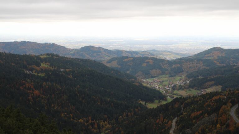 Dieses Bild zeigt eine Webcam-Aufnahme vom Achertal, aufgenommen am Montag, den 20.10.2025 um 16:50 Uhr. Die Temperatur betrug 9.5°C.