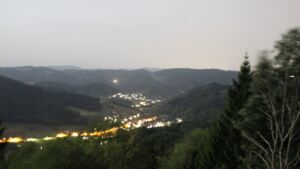 Dieses Bild zeigt eine Webcam-Aufnahme vom Achertal, aufgenommen am Donnerstag, den 27.08.2026 um 23:30 Uhr. Die Temperatur betrug 26.2°C.