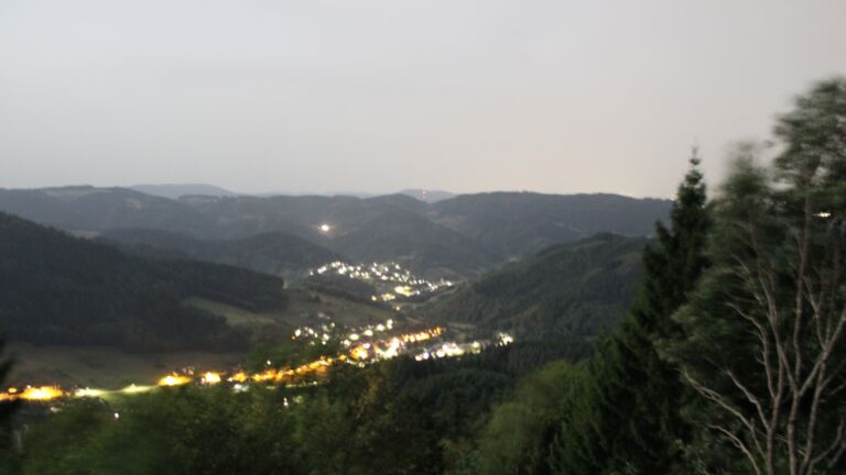 Dieses Bild zeigt eine Webcam-Aufnahme vom Achertal, aufgenommen am Donnerstag, den 27.08.2026 um 23:30 Uhr. Die Temperatur betrug 26.2°C.