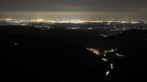 Dieses Bild zeigt eine Webcam-Aufnahme vom Achertal, aufgenommen am Samstag, den 18.10.2025 um 22:00 Uhr. Die Temperatur betrug 4.3°C.