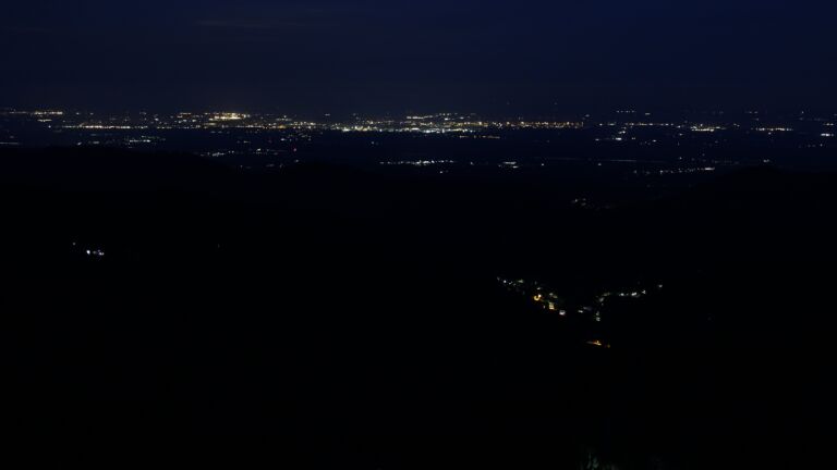 Dieses Bild zeigt eine Webcam-Aufnahme vom Achertal, aufgenommen am Freitag, den 25.07.2025 um 04:40 Uhr. Die Temperatur betrug 13.1°C.