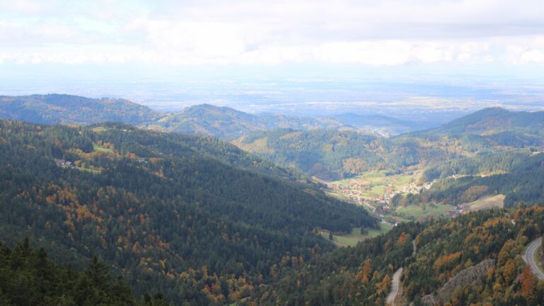 Dieses Bild zeigt eine Webcam-Aufnahme vom Achertal, aufgenommen am Mittwoch, den 15.10.2025 um 12:10 Uhr. Die Temperatur betrug 7.1°C.