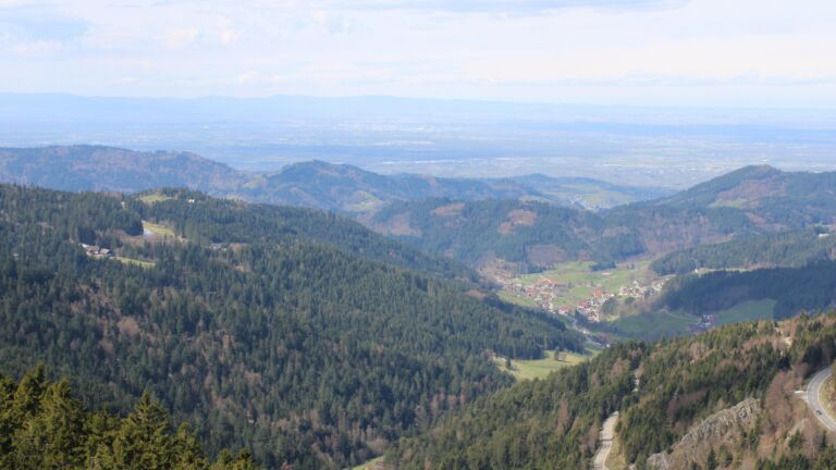 Dieses Bild zeigt eine Webcam-Aufnahme vom Achertal, aufgenommen am Sonntag, den 05.04.2026 um 12:40 Uhr. Die Temperatur betrug 12.7°C.