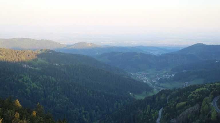 Dieses Bild zeigt eine Webcam-Aufnahme vom Achertal, aufgenommen am Donnerstag, den 01.05.2025 um 06:40 Uhr. Die Temperatur betrug 16.2°C.
