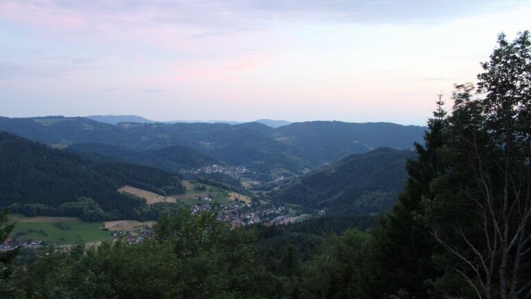 Dieses Bild zeigt eine Webcam-Aufnahme vom Achertal, aufgenommen am Sonntag, den 21.06.2026 um 21:50 Uhr. Die Temperatur betrug 26.3°C.