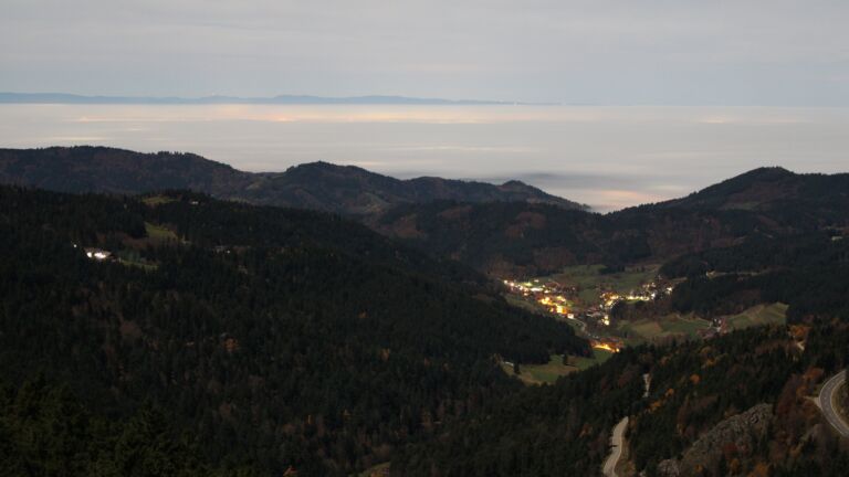 Dieses Bild zeigt eine Webcam-Aufnahme vom Achertal, aufgenommen am Freitag, den 07.11.2025 um 00:30 Uhr. Die Temperatur betrug 9.4°C.