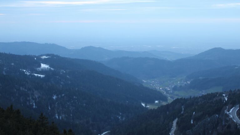 Dieses Bild zeigt eine Webcam-Aufnahme vom Achertal, aufgenommen am Freitag, den 03.04.2026 um 20:00 Uhr. Die Temperatur betrug 5.5°C.