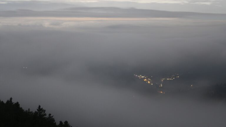 Dieses Bild zeigt eine Webcam-Aufnahme vom Achertal, aufgenommen am Donnerstag, den 04.12.2025 um 03:30 Uhr. Die Temperatur betrug 0.9°C.