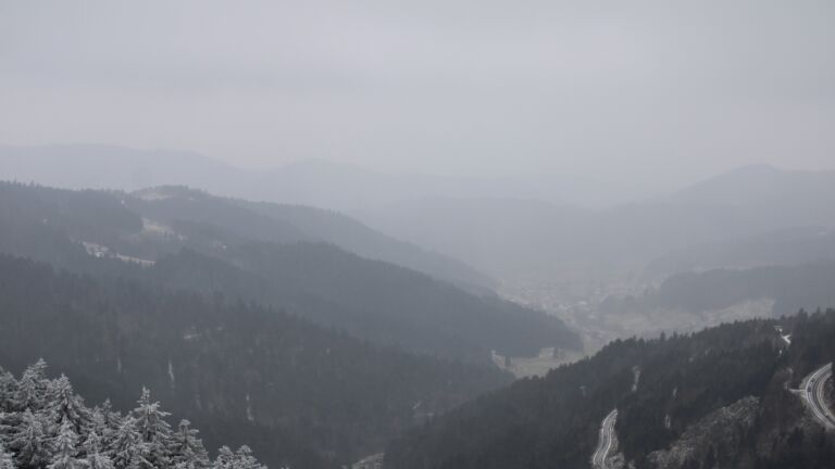 Dieses Bild zeigt eine Webcam-Aufnahme vom Achertal, aufgenommen am Mittwoch, den 24.12.2025 um 12:20 Uhr. Die Temperatur betrug -5.3°C.