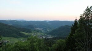 Dieses Bild zeigt eine Webcam-Aufnahme vom Achertal, aufgenommen am Freitag, den 22.05.2026 um 21:10 Uhr. Die Temperatur betrug 21°C.