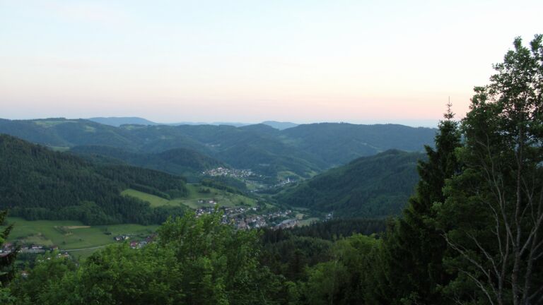 Dieses Bild zeigt eine Webcam-Aufnahme vom Achertal, aufgenommen am Freitag, den 22.05.2026 um 21:10 Uhr. Die Temperatur betrug 21°C.
