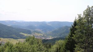 Dieses Bild zeigt eine Webcam-Aufnahme vom Achertal, aufgenommen am Sonntag, den 26.07.2026 um 15:10 Uhr. Die Temperatur betrug 27.3°C.