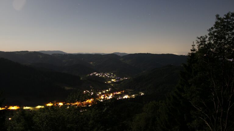 Dieses Bild zeigt eine Webcam-Aufnahme vom Achertal, aufgenommen am Donnerstag, den 28.05.2026 um 23:20 Uhr. Die Temperatur betrug 18.6°C.