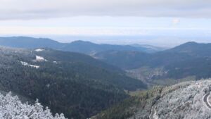 Dieses Bild zeigt eine Webcam-Aufnahme vom Achertal, aufgenommen am Donnerstag, den 27.11.2025 um 11:50 Uhr. Die Temperatur betrug -0.6°C.