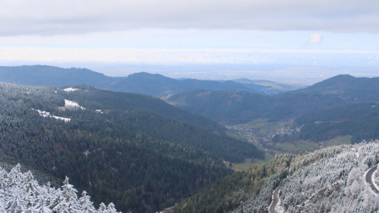 Dieses Bild zeigt eine Webcam-Aufnahme vom Achertal, aufgenommen am Donnerstag, den 27.11.2025 um 11:50 Uhr. Die Temperatur betrug -0.6°C.