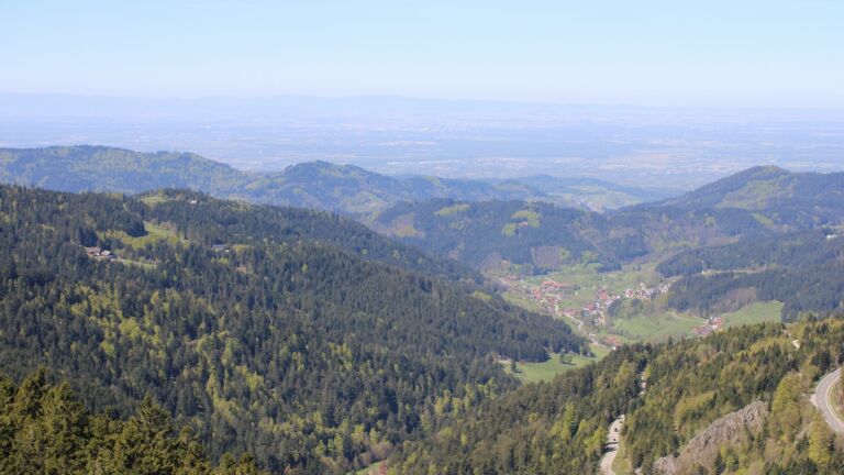 Dieses Bild zeigt eine Webcam-Aufnahme vom Achertal, aufgenommen am Donnerstag, den 23.04.2026 um 12:10 Uhr. Die Temperatur betrug 12.3°C.