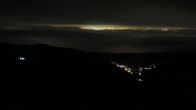 Dieses Bild zeigt eine Webcam-Aufnahme vom Achertal, aufgenommen am Mittwoch, den 26.11.2025 um 00:30 Uhr. Die Temperatur betrug -0.8°C.