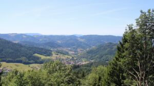 Dieses Bild zeigt eine Webcam-Aufnahme vom Achertal, aufgenommen am Freitag, den 24.07.2026 um 13:30 Uhr. Die Temperatur betrug 23.7°C.