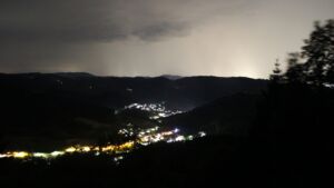 Dieses Bild zeigt eine Webcam-Aufnahme vom Achertal, aufgenommen am Freitag, den 19.06.2026 um 23:30 Uhr. Die Temperatur betrug 21.7°C.