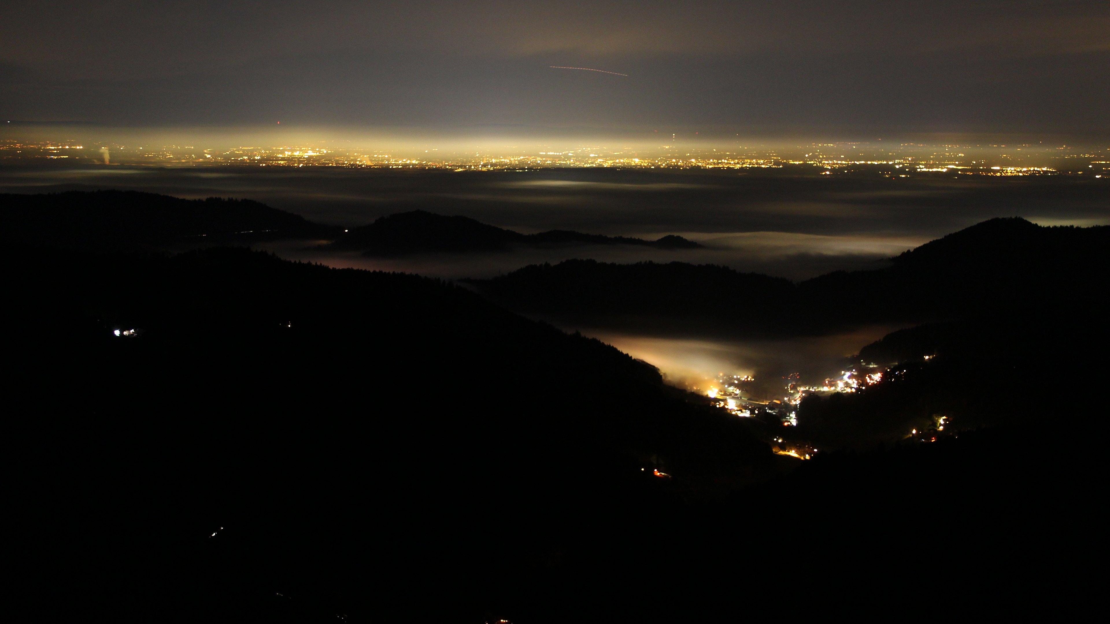 Dieses Bild zeigt eine Webcam-Aufnahme vom Achertal, aufgenommen am Sonntag, den 21.12.2025 um 21:30 Uhr. Die Temperatur betrug 7.6°C.